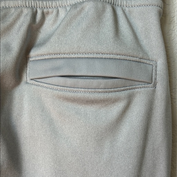 Under Armour Women’s Light Gray Fleece Lined Joggers
Size S - Picture 6 of 11